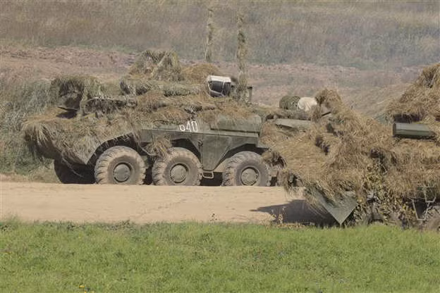 Trước đó phía Nga tuyên bố rằng, việc triển khai nhiều binh sĩ ở biên giới với Ukraine không gì khác hơn là “tiến hành các cuộc tập trận”; tuy nhiên ở phương Tây, điều này được sử dụng để cáo buộc Nga có ý định gây hấn với Ukraine và làm cái cớ để gián đoạn các cuộc đàm phán với phía Nga.