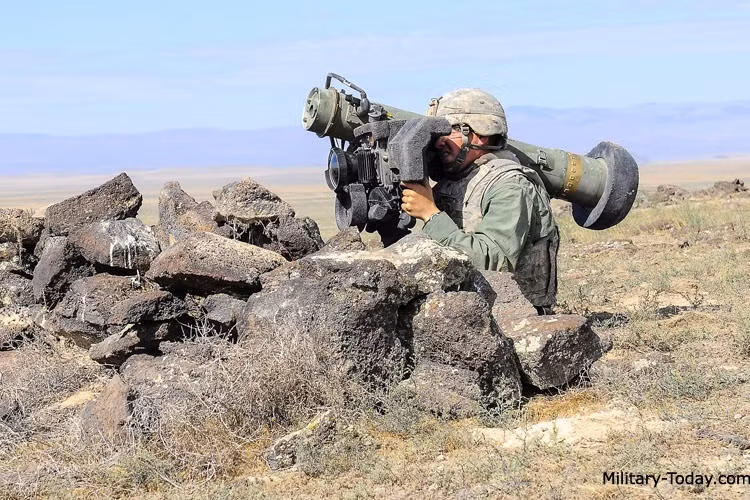 Còn theo thông tin từ kênh Telegram Marochko live, các đơn vị của Quân đội Ukraine, được trang bị hệ thống tên lửa chống tăng Javelin của Mỹ, đã phóng ít nhất hai tên lửa chông tăng có điều khiển, vào các vị trí của dân quân DPR, trong khu dân cư Golmovsky và Gladosovo.