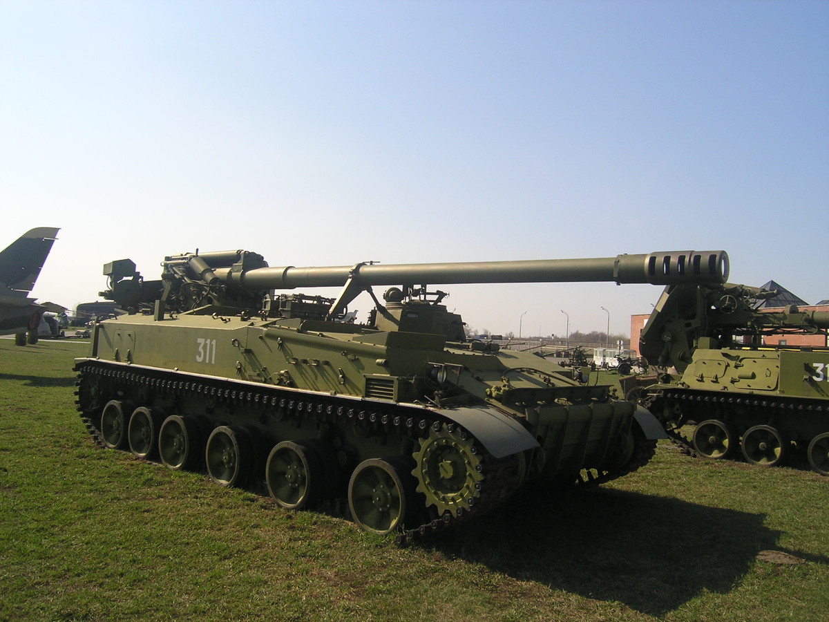 Tầm bắn liều nguyên của đạn tiêu chuẩn pháo Hyacinth-S là 30 km và đạn tăng tầm sử dụng động cơ phản lực là 41 km. Ngoài ra, loại pháo tự hành này sử dụng loại đạn dẫn đường Centimet và Krasnopol; giúp tăng đáng kể độ chính xác khi bắn.