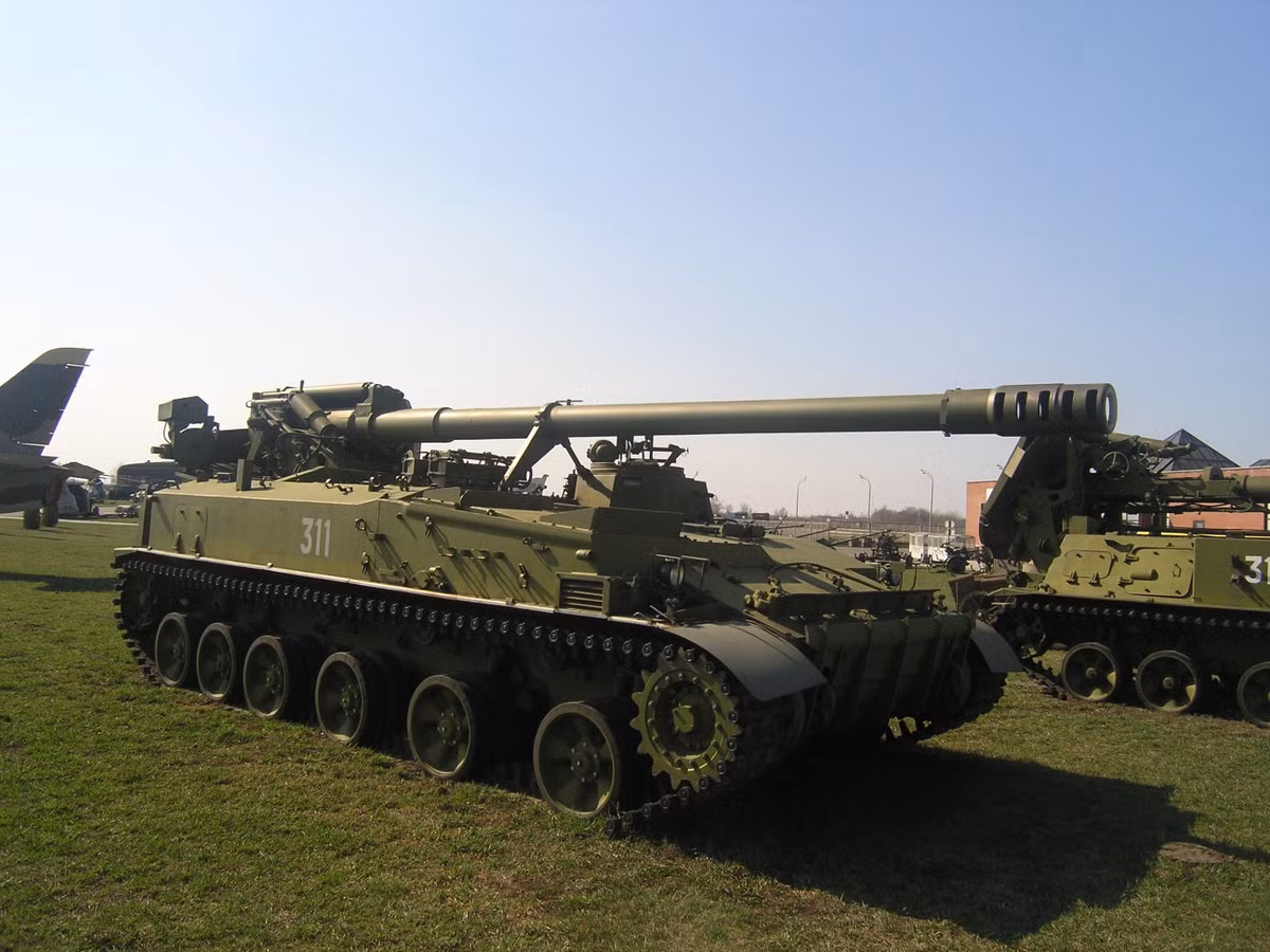 Tầm bắn liều nguyên của đạn tiêu chuẩn pháo Hyacinth-S là 30 km và đạn tăng tầm sử dụng động cơ phản lực là 41 km. Ngoài ra, loại pháo tự hành này sử dụng loại đạn dẫn đường Centimet và Krasnopol; giúp tăng đáng kể độ chính xác khi bắn.