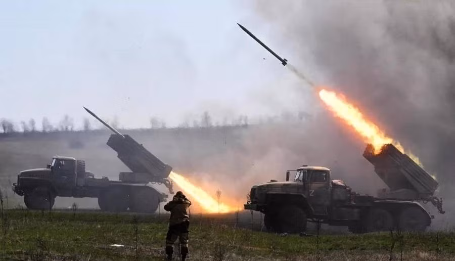 Ông Pukhov tin rằng, những vũ khí do Liên Xô sản xuất trong tay quân đội Nga dường như đã yếu thế hơn trước vũ khí của NATO, chẳng hạn như pháo và và tên lửa phóng loạt (MLRS) tầm bắn kém thậm chí chỉ 13 km. 