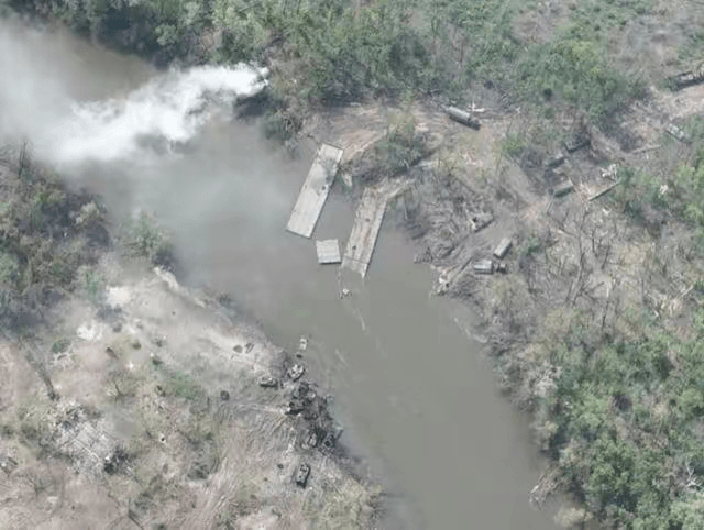 Ông Pukhov cũng tỏ ra bất ngờ đối với độ chính xác của pháo binh và UAV của Ukraine, tương tự như vào tháng 4 năm nay, quân đội Nga đã cố gắng vượt sông Bắc Donets nhiều lần, nhưng đã bị quân đội Ukraine dùng pháo kích, dẫn đường bởi UAV, khiến phía Nga chịu ít nhiều thiệt hại. 