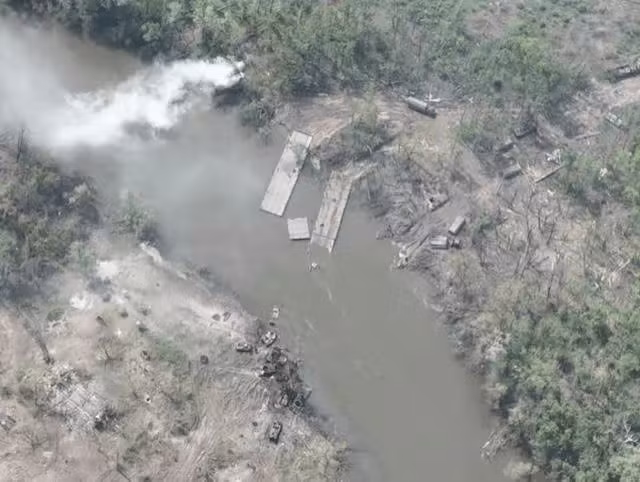 Ông Pukhov cũng tỏ ra bất ngờ đối với độ chính xác của pháo binh và UAV của Ukraine, tương tự như vào tháng 4 năm nay, quân đội Nga đã cố gắng vượt sông Bắc Donets nhiều lần, nhưng đã bị quân đội Ukraine dùng pháo kích, dẫn đường bởi UAV, khiến phía Nga chịu ít nhiều thiệt hại. 