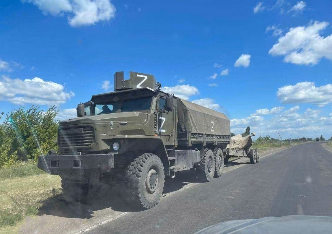 Trên mặt trận Kherson, có thể khẳng định Quân đội Ukraine đã không còn thời cơ mở mặt trận tại đây; tuy nhiên họ đã sử dụng vũ khí tầm xa để tập kích phá hủy một số cây cầu bắc qua sông Dnepr, khiến việc đảm bảo hậu cần của quân đội Nga ở bờ bắc sông Dnepr gặp khó khăn.