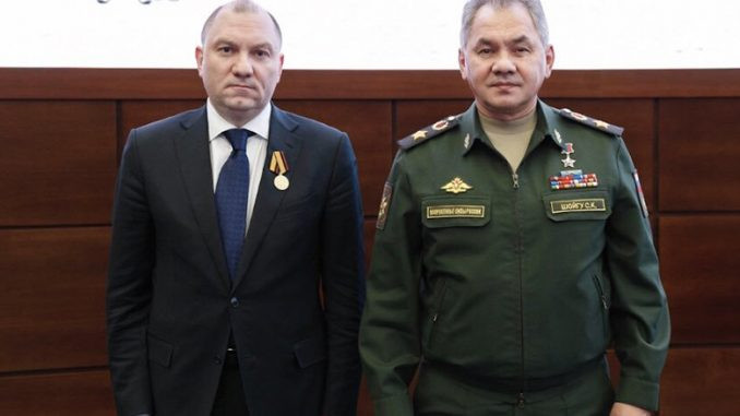 Ngay cả Ruslan Pukhov (hình trái), Giám đốc Trung tâm phân tích chiến lược và kỹ thuật Nga; thành viên của ủy ban chuyên gia nội bộ của chính phủ, ông có mối quan hệ rất thân thiết với Bộ Quốc phòng Nga và có thể được coi là một chuyên gia tương đối có uy quyền cũng công nhận rằng, quân đội Nga đã mất lợi thế với đối thủ về tinh thần, chiến thuật và vũ khí trang bị.