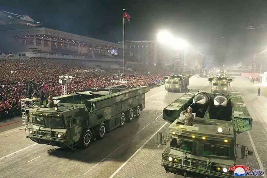 Hơn nữa, điều kiện, độ ẩm và nhiệt độ của kho bảo quản rất khắt khe. Việc cất giữ tên lửa cần được bảo trì thường xuyên để tránh biến dạng hạt hoặc thay đổi hiệu suất. Nếu không được bảo quản tốt, sự thay đổi tính chất hóa học của nhiên liệu sẽ gây ra sự mất ổn định về tốc độ cháy sau khi phóng.