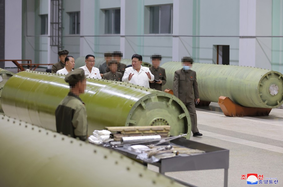 Và để có một nền công nghiệp quốc phòng hoàn chỉnh, cần có các trường đại học cũng như các trung tâm nghiên cứu, phát triển, thí nghiệm,... Chưa kể máy công cụ, thiết bị nghiên cứu khoa học, thiết bị khai thác mỏ và thiết bị luyện kim cũng cần được phát triển và sản xuất.