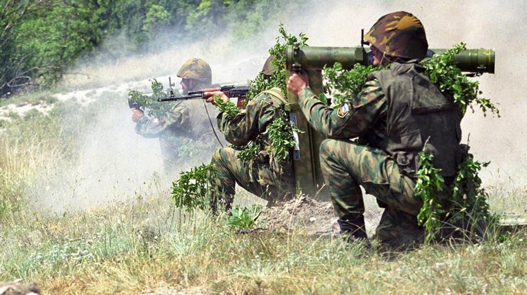 Trong chiến đấu của bộ binh Nga ở chiến trường Ukraine, sau màn pháo hỏa chuẩn bị, xe bọc thép được xe tăng dẫn dắt, đưa lính bộ binh đến tuyến đầu; sau đó sử dụng súng máy cỡ nòng lớn gắn trên xe để chế áp hỏa lực của đối phương, che chở cho linh bộ binh sử dụng súng phun lửa RPO-A tiếp cận gần, khai hỏa trực tiếp vào mục tiêu. 