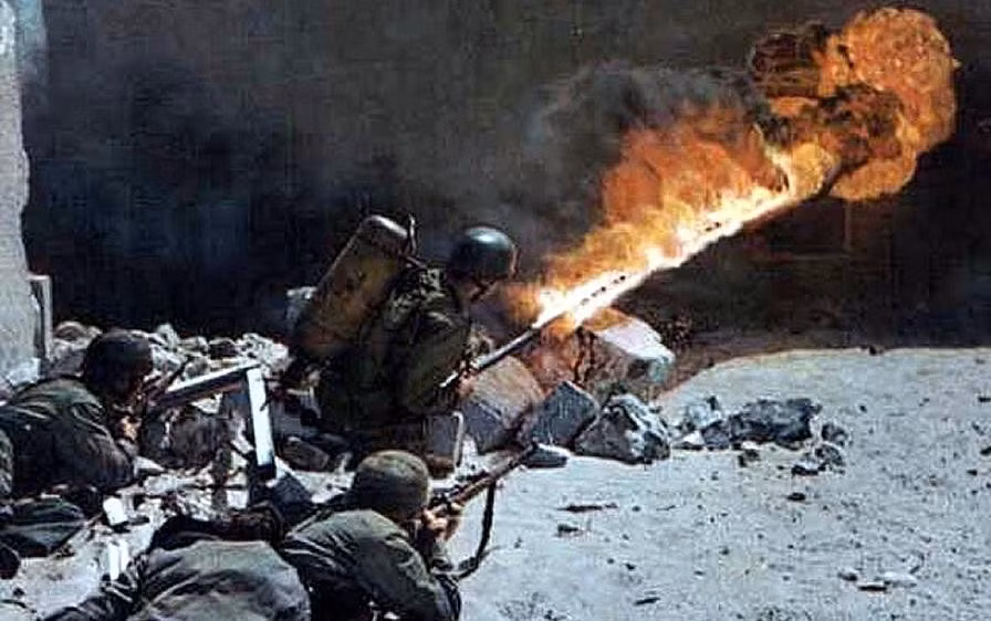 Nhược điểm lớn nhất của súng phun lửa cổ điển là tầm bắn quá ngắn, thường chỉ 50-80 mét. Hơn nữa, binh lính phải tiếp cận gần mục tiêu trong tầm sát thương của quá nhiều hỏa lực bộ binh đối phương; nên chiến sĩ sử dụng súng phun lửa phải là người dũng cảm, có ý chí chiến đấu cao, sức khỏe tốt. 