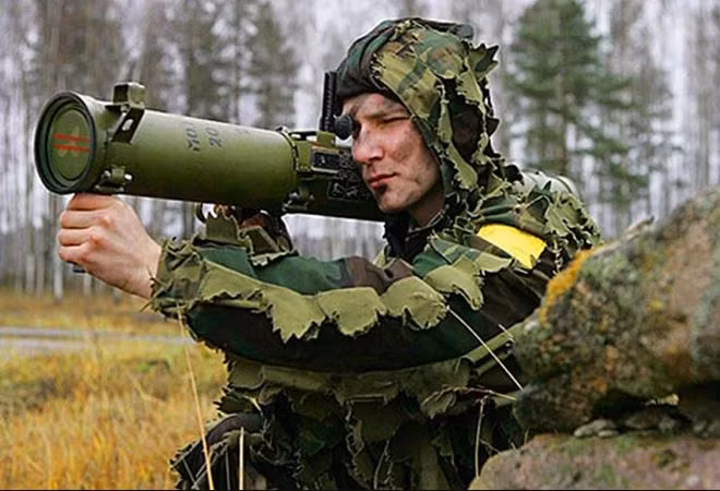 Do đó, Quân đội Nga tại chiến trường Ukraine được trang bị súng phóng lựu nhiệt áp RPO-A Shmel, làm súng phun lửa mới. Súng có tầm bắn tối đa lên đến 1.000 m và tối thiểu là 20m, tầm bắn hiệu quả 200m; xa hơn nhiều lần so với súng phun lửa truyền thống.