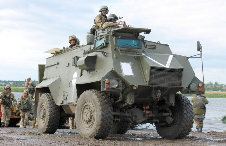 Trên đoạn video và hình ảnh được giới thiệu, người xem có thể thấy một số lượng lớn các phương tiện bọc thép, được trang bị cho Quân đội Ukraine. Không khó để có thể nhận ra, đây là những xe thiết giáp chở quân Saxon, mà Ukraine đã mua của Anh năm 2015, với giá 51.000 bảng Anh một chiếc.