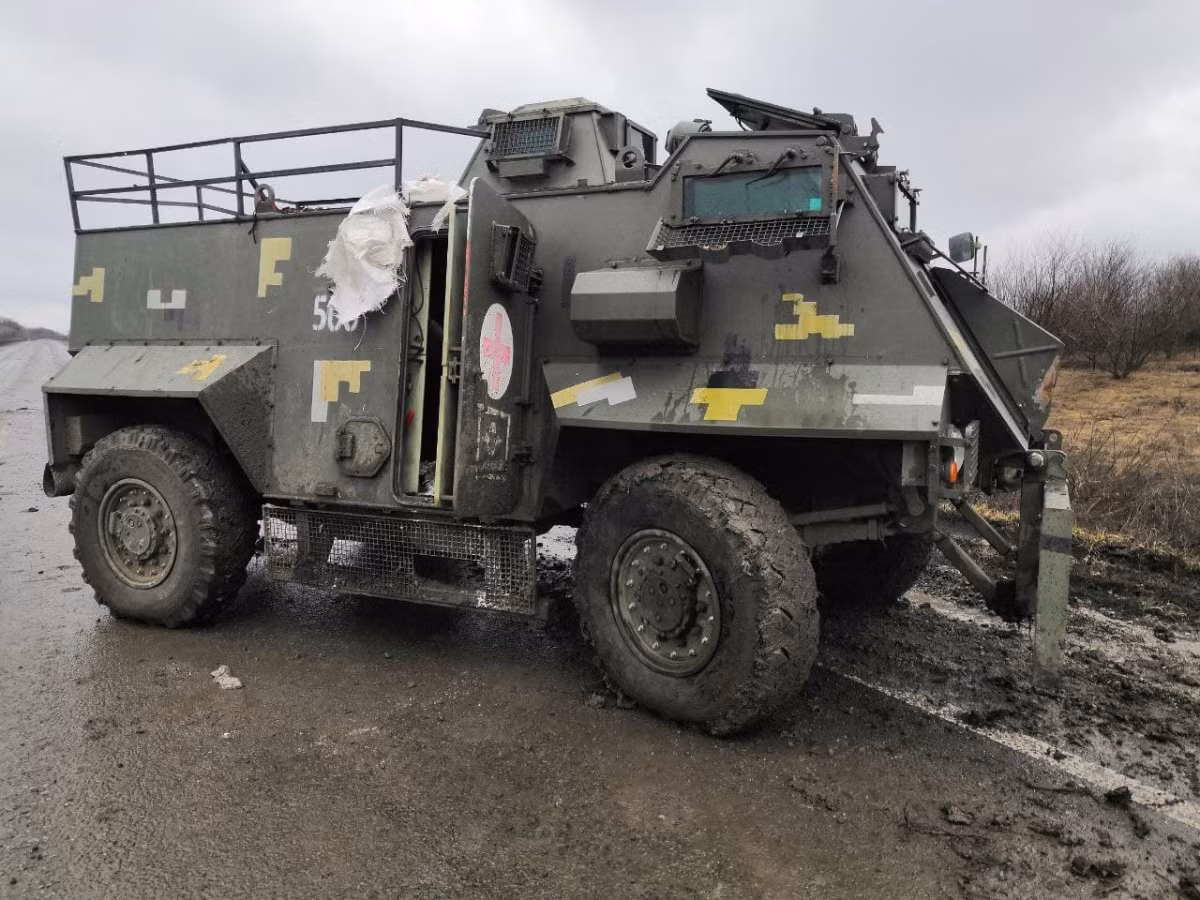 Quân đội Ukraine rút lui, bỏ lại hàng chục xe tăng, xe thiết giáp Quan doi Ukraine rut lui, bo lai hang chuc xe tang, xe thiet giap