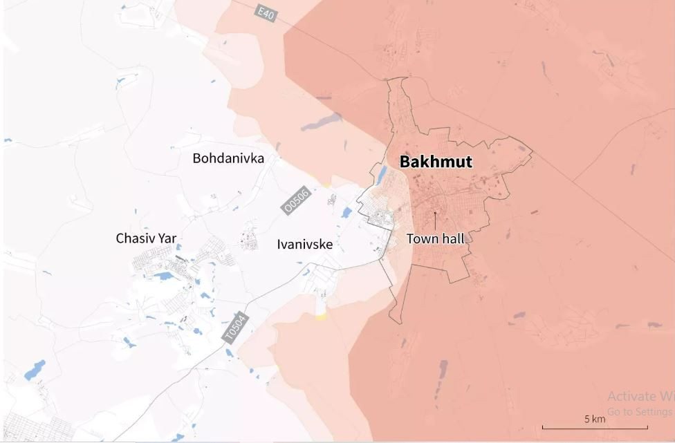 Cùng lúc đó, Cụm quân Trung tâm của Nga tiếp tục đột phá khu vực Chasov Yar; đây là trung tâm hậu cần quan trọng của Ukraine ở hướng Bakhmut. Chasov Yar là trung tâm của nhiều tuyến giao thông; vào tháng 5/2023, Quân đội Nga đã chiếm được các tuyến vận tải ở phía tây Chasiv Yar.