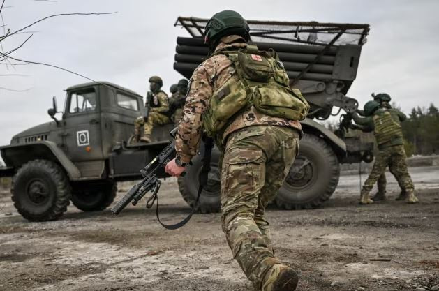 Hiện phía Ukraine đang gấp rút chuyển quân dự bị để tăng cường giữ tuyến phòng thủ. Như vậy là quân Nga đã tiến vào đô thị, điều đó đồng nghĩa với việc lực lượng của họ đánh vỗ mặt thẳng vào trung tâm, chứ không đi đường vòng. Như vậy những ngày quyết định với Chasiv Yar đã đến.