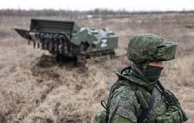 Ở sườn phía nam, các trận đánh giữa hai bên đã chuyển sang vùng ngoại ô phía tây của làng Ivanivske. Kênh Suriyakmaps xác nhận, giao tranh đang diễn ra tại những tòa nhà cao tầng đầu tiên của tiểu khu Kanal, sau khi quân Nga chiếm được một số ngôi nhà đầu tiên ở rìa phía đông và quét sạch tàn quân Ukraine ở khu vực rừng phía đông bắc tiểu khu Kanal.