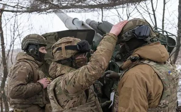 Hầu như mọi tòa nhà ở hai thành phố trên đều là công sự chiến đấu và có rất nhiều hỏa lực pháo binh. Vũ khí và binh lính được giấu trong khu dân cư, chuẩn bị cho cuộc chiến tranh tiêu hao với Nga. Do vậy, cuộc tấn công vào Chasiv Yar là bước chuẩn bị cho cuộc tấn công vào hai thành phố trên.