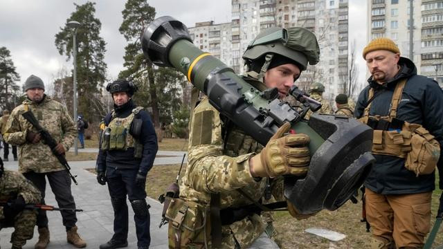 Như vậy Moscow đã không cho các nước phương Tây trực tiếp “tham gia trò chơi” và thậm chí không dám cung cấp cho Ukraine các hệ thống vũ khí tấn công hạng nặng, như máy bay chiến đấu, xe tăng chiến đấu chủ lực. Bằng cách này, các nước phương Tây tỏ ra rụt rè và chỉ dám cung cấp vũ khí thông thường cho Ukraine.