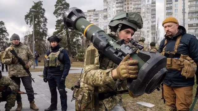 Như vậy Moscow đã không cho các nước phương Tây trực tiếp “tham gia trò chơi” và thậm chí không dám cung cấp cho Ukraine các hệ thống vũ khí tấn công hạng nặng, như máy bay chiến đấu, xe tăng chiến đấu chủ lực. Bằng cách này, các nước phương Tây tỏ ra rụt rè và chỉ dám cung cấp vũ khí thông thường cho Ukraine.