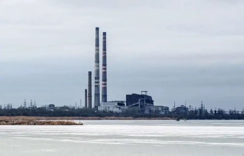 Hiện quân Ukraine còn lại ở Kurakhove đã rút về khu vực nhà máy nhiệt điện, tại đây UAV trinh sát của RFAF đan dày trên đầu, chỉ điểm cho không quân chiến thuật Nga thả bom phá hạng nặng. Tuy nhiên, vẫn chưa có một vụ đánh bom trải theo kiểu rải thảm nào vào khu vực nhà máy nhiệt điện hay khu công nghiệp Kurakhove.