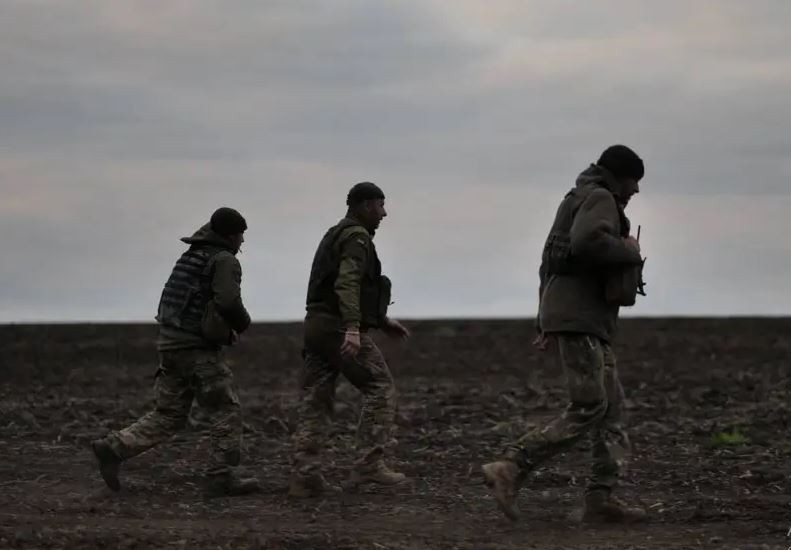 Do khó khăn về hỏa lực ở Kurakhove, chiến thuật tấn công bằng sức người chỉ bằng vũ khí bộ binh của AFU, nhằm nỗ lực thoát ra khỏi vòng vây. Quân Ukraine cố gắng băng qua các cánh đồng để thoát khỏi khu vực Konstantinople (phía nam thành phố Kurakhove). Tuy nhiên, họ đã bị tiêu diệt bởi UAV FPV, cũng như các cuộc tấn công bằng pháo binh của RFAF. 