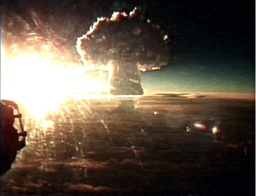 Ban đầu, Liên Xô định thử bom Sa hoàng với sức công phá là 100 megaton (tương đương 100.000 tấn thuốc nổ TNT). Nhưng sau khi các chuyên gia tính toán tác động của một vụ nổ tới môi trường, họ đã quyết định thử nghiệm quả bom này với đương lượng nổ còn 58 megaton.