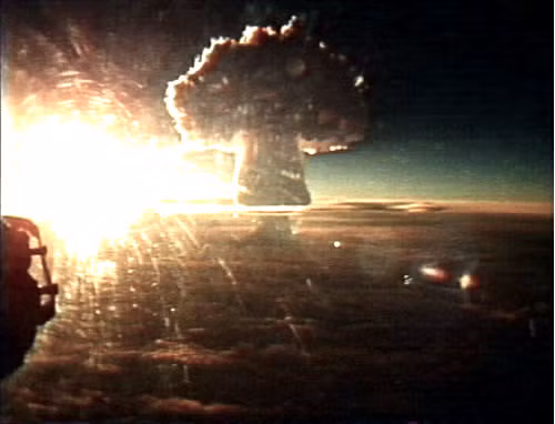 Ban đầu, Liên Xô định thử bom Sa hoàng với sức công phá là 100 megaton (tương đương 100.000 tấn thuốc nổ TNT). Nhưng sau khi các chuyên gia tính toán tác động của một vụ nổ tới môi trường, họ đã quyết định thử nghiệm quả bom này với đương lượng nổ còn 58 megaton.