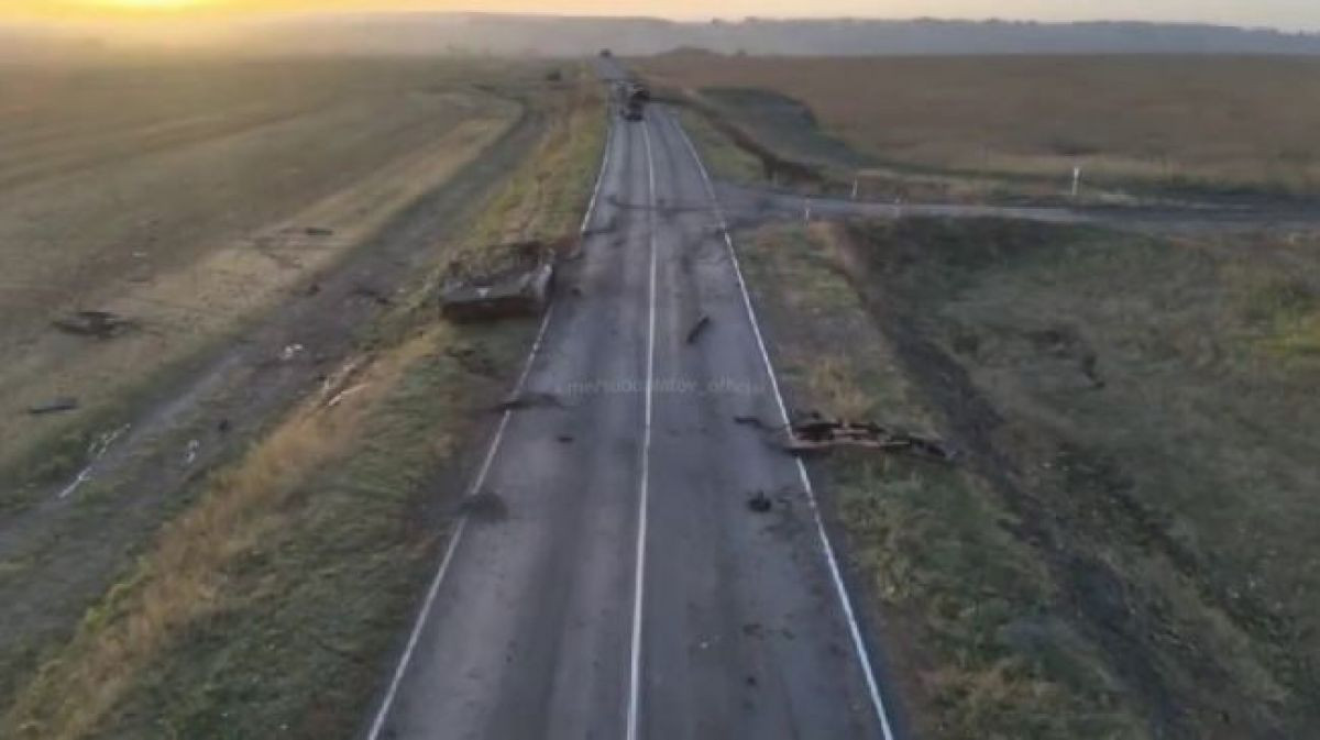 Điều đáng nói là do Quân đội Ukraine mất quá nhiều xe bọc thép, nên việc cơ động và chiến đấu ở tiền tuyến mà không có xe bọc thép bảo vệ là vô cùng nguy hiểm. Vì vậy, Quân đội Ukraine phải sử dụng xe tăng để vận chuyển tiếp tế cho tiền tuyến, và 60 chiếc xe tăng của Lữ đoàn 17 được sử dụng làm xe tiếp tế tạm thời.