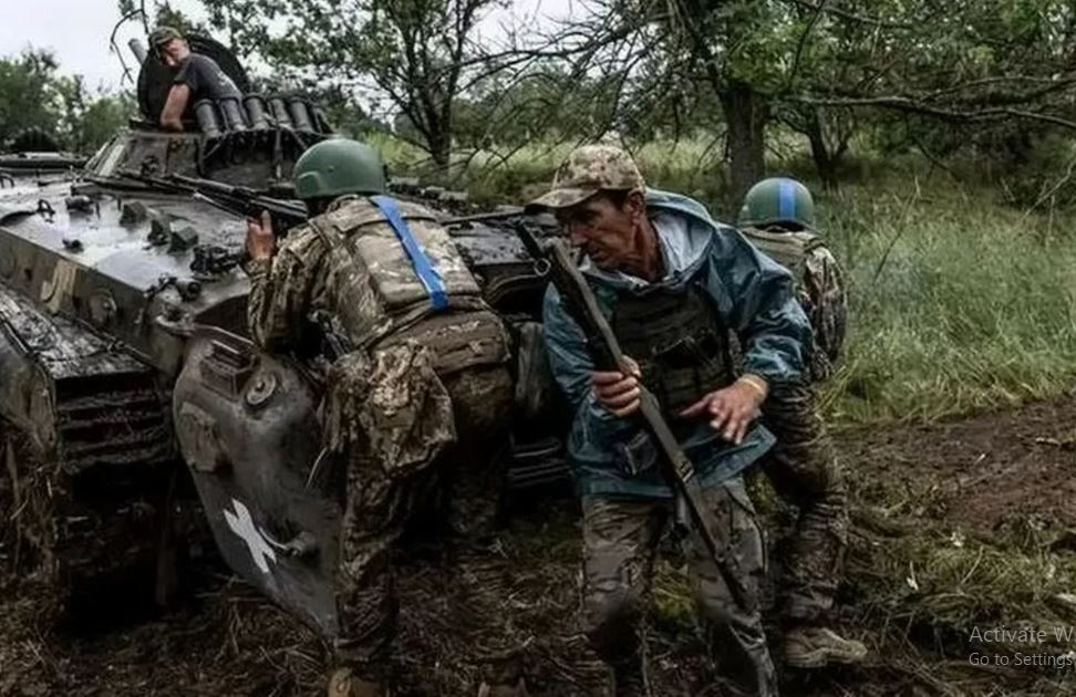 Theo một trung sĩ cấp dưới tên là Ivan thuộc Lữ đoàn bộ binh cơ giới 63 cho biết, đại đội của anh ta chỉ còn lại ba người, và tối đa sáu hoặc bảy người ở các đại đội khác; tiểu đoàn của anh ta đã bị tiêu diệt gần như toàn bộ và Lữ đoàn bị tổn thất rất lớn. (Nguồn ảnh: Topwar, Rvvoenkory, Ukrinform, Sputnik).