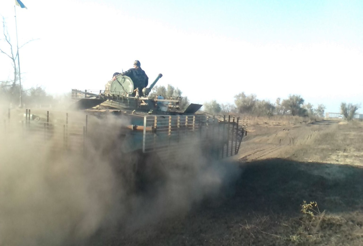 Trong một cuộc hành quân gần đây, một chiếc xe tăng của Lữ đoàn xe tăng 17 đang vận chuyển lương thực đến một chiến hào ở tiền tuyến, thì bị máy bay không người lái của Nga bắn trúng, nhưng vẫn có thể tiến về phía trước với vết thương và được thay thế bằng các xe tăng khác.