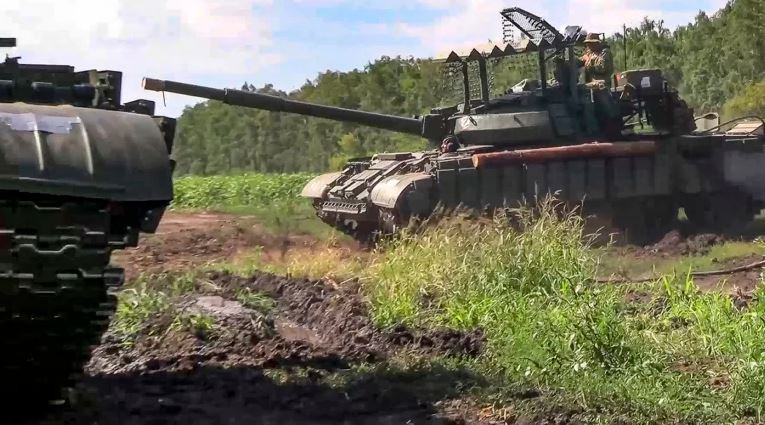 Tiếp theo là các khu vực Nizhny Klin và Zelenyi Shlyakh, Trung đoàn 104 thuộc Sư đoàn Dù 76 của Nga đã sử dụng chiến thuật tấn công cơ giới quy mô cấp trung đội và tiến 1,5 km về phía nam dọc theo con đường, trực tiếp tấn công vào hậu cứ Lữ đoàn xung kích đường không 82 của Quân đội Ukraine, đang chuẩn bị tấn công làng Nizhny Klin.