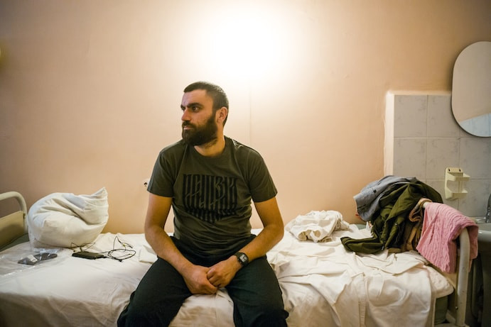 Tại các bệnh viện dã chiến này, những người lính chiến đấu Ukraine đang dưỡng thương, đã kể về tình huống cực kỳ bất lợi, mà đơn vị của họ đã phải chịu đựng trong cuộc tấn công vào Kherson đang diễn ra.