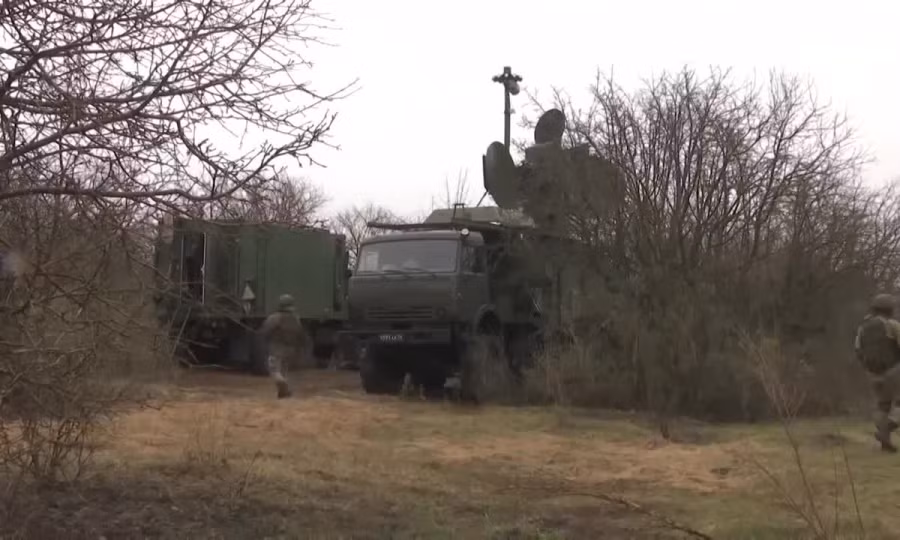 Trong khi đó, việc phối hợp hành động giữa các đơn vị Ukraine với sự trợ giúp của các phương tiện liên lạc của Mỹ ở chiến trường Ukraine là không thể thực hiện được, do bị các hệ thống tác chiến điện tử của Nga chế áp quá mạnh.