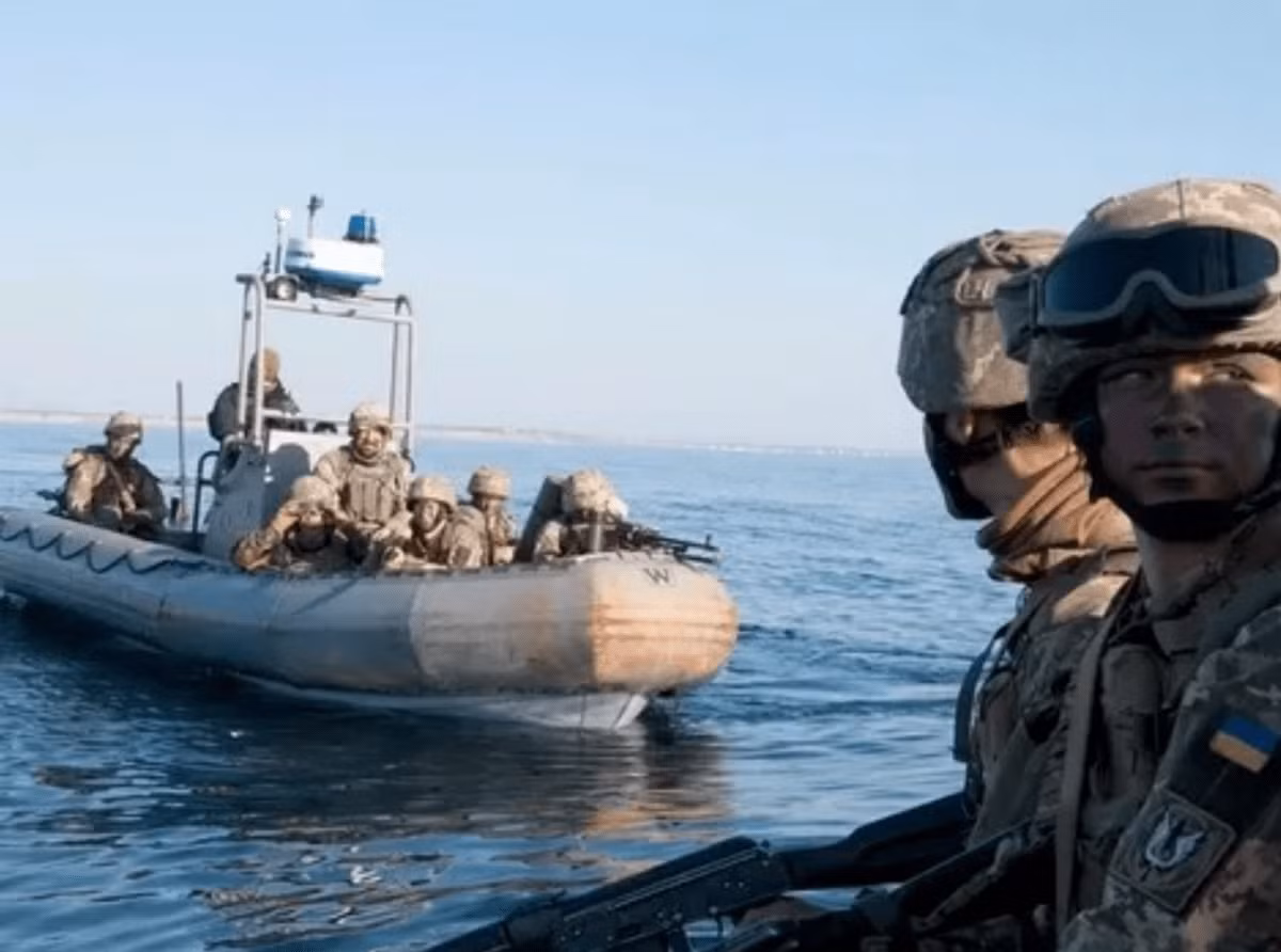 Trong bối cảnh như vậy, tình hình chiến trường diễn biến theo xu hướng khác. Hiện nay, quân đội Ukraina đã tăng cường nỗ lực vượt sông Dnepr theo hướng Kherson, bắt đầu đổ bộ sang khu vực Nga kiểm soát nhiều hơn và mở rộng các đầu cầu. Tình thế đánh lớn có thể sắp xảy ra. 