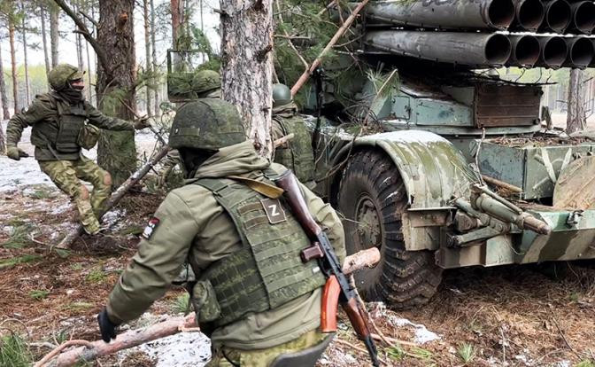 Mặt khác, sông Dnieper rất dài, ngay đoạn lõi bên dưới trạm thủy điện Novokakhovka cũng dài hơn 160 km, quân Nga không thể triển khai số lượng lớn quân trên mặt trận dài như vậy nên chỉ có thể lựa chọn triển khai quân ở các địa điểm trọng yếu.