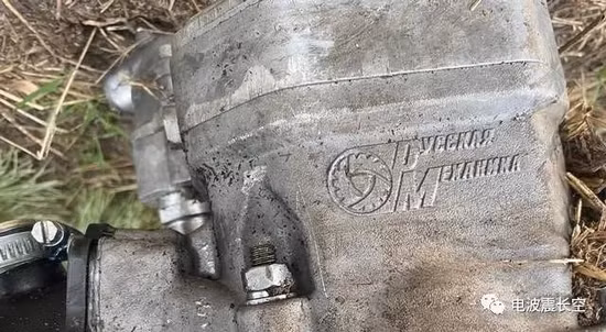 Qua các chi tiết và logo của nhà sản xuất, có thể không khó để nhận ra, đây không phải trực thăng không người lái S-100 của Quân đội Nga, mà là chiếc trực thăng không người lái KBLA-IVT.