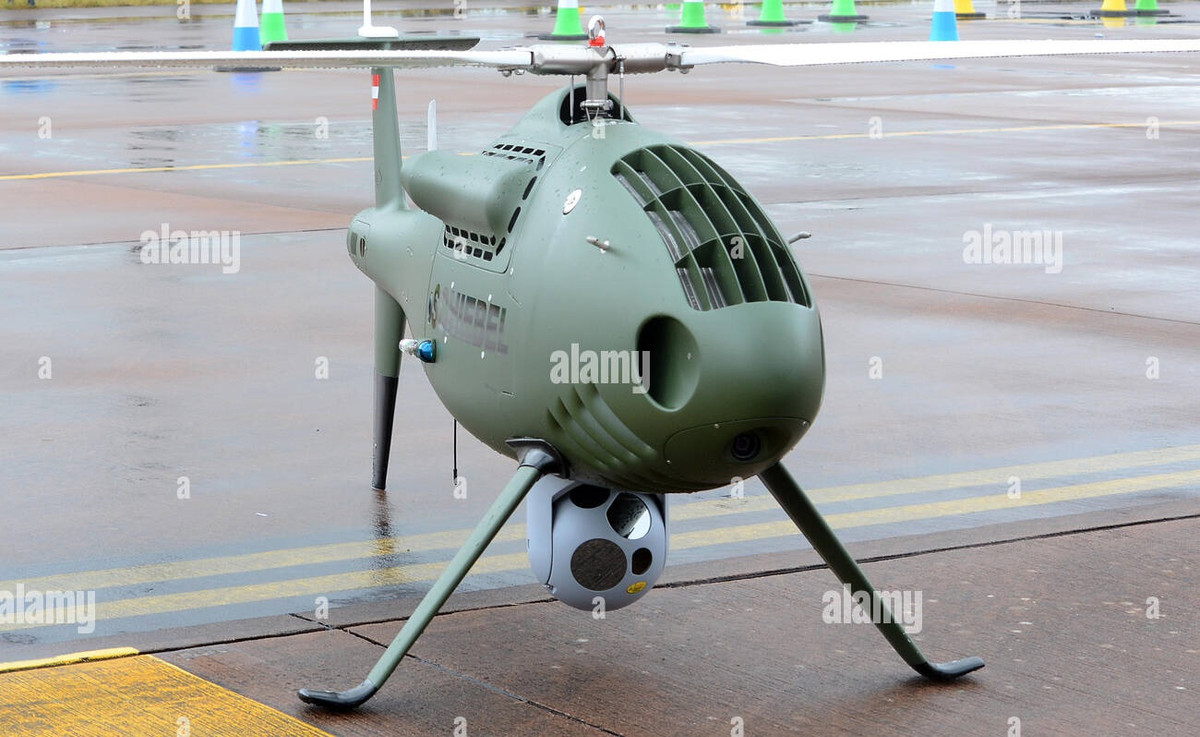 Trọng lượng cất cánh tối đa của UAV S-100 là khoảng 200 kg, bụng được trang bị các pod quang điện ba trong một (quang học, hồng ngoại và laser) tiên tiến, nên nó chủ yếu thực hiện nhiệm vụ trinh sát. S-100 có thể bay liên tục trên không trong 6 giờ, bán kính điều khiển và truyền dữ liệu tối đa là 180 km.