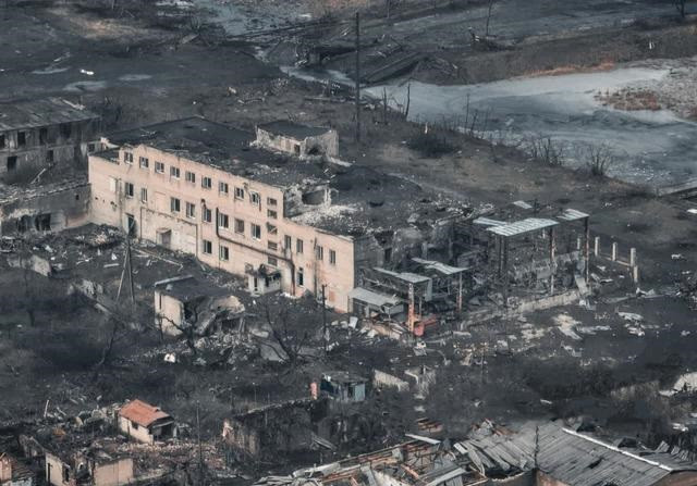 Mặc dù vậy, ở giai đoạn này, mọi người vẫn chưa chắc chắn bao giờ quân Nga mới có thể tràn ngập hoàn toàn thành phố được mệnh danh là "cối xay thịt" này. Cả Nga và Ukraine đã tập trung hàng trăm nghìn quân cho cuộc giao tranh đẫm máu, quanh thành phố nhỏ từng có 70.000 dân này. 