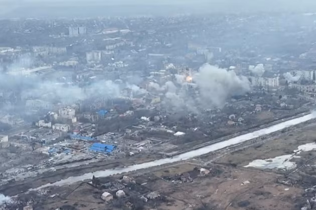 Sau khi hơn 20.000 quân Ukraine không thể thoát khỏi vòng vây Bakhmut, quân Wagner đang nỗ lực mở rộng vòng vây, hy vọng có thể tiêu diệt thêm nhiều quân Ukraine nữa. Quân Nga dựa vào Bakhmut, biến nó thành “cối xay thịt” khổng lồ. 