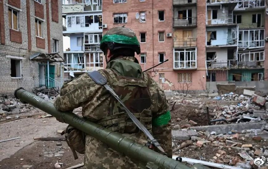 Nhưng dù phương Tây có mô tả thế nào đi chăng nữa, thì cũng không thể thay đổi rằng, Bakhmut là đầu mối tiếp tế quan trọng dẫn đến khu vực Donetsk do Ukraine kiểm soát; đồng thời cũng là nút giao thông then chốt dẫn từ Donetsk đến Luhansk. 