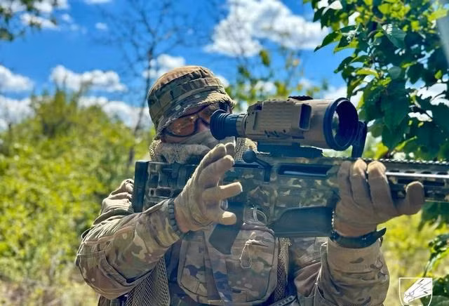 Quân đội Ukraine xâm nhập vào lãnh thổ Nga đã sử dụng một số lượng lớn các nhóm trinh sát và tiêu diệt (DRG), thực hiện chiến đấu phân tán, độc lập với lực lượng chủ lực của họ và di chuyển linh hoạt khắp mặt trận, để thực hiện các nhiệm vụ trinh sát, quấy rối và thậm chí là chiến đấu đột phá, càng làm trầm trọng thêm sự phức tạp và bất ổn của chiến trường.