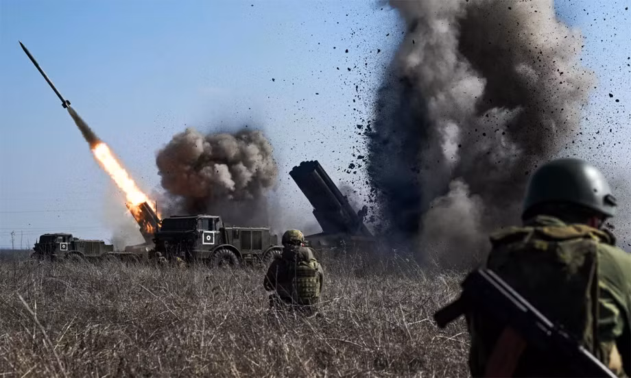 Một chỉ huy của Quân đội Ukraine chiến đấu tại Chasov Yar cho biết, cường độ các cuộc tấn công của Nga vào Chasov Yar đã gia tăng trong vòng 1 tháng qua. Chỉ riêng trong 1 tuần qua, quân Nga đã thực hiện gần 1.300 cuộc tấn công, thả gần 130 quả bom lượn và thực hiện 44 cuộc đột kích trên bộ, chủ yếu vào các tòa nhà.