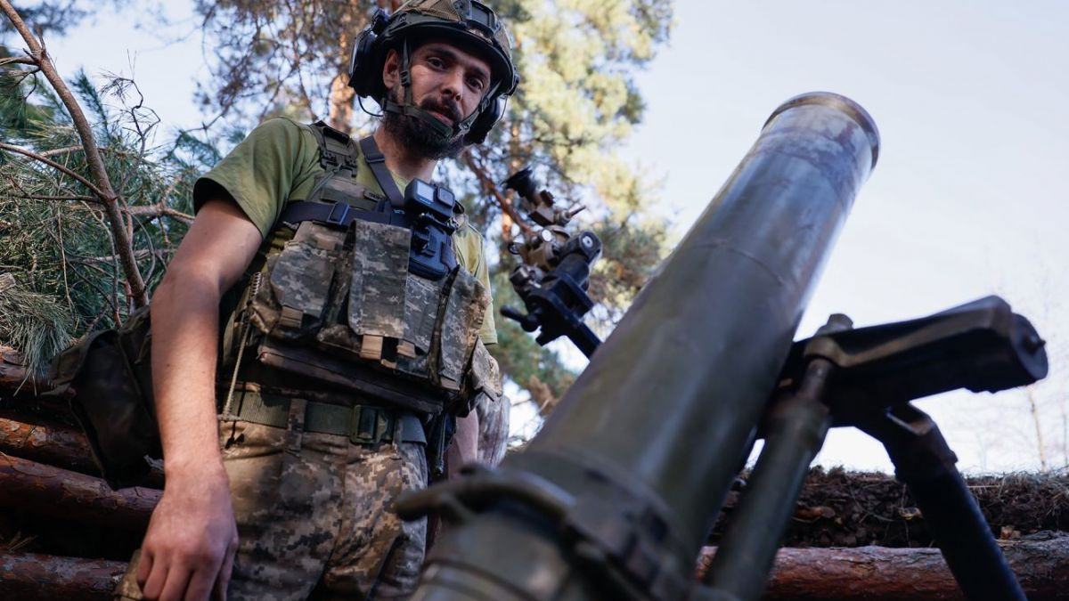 Súng cối của quân Ukraine tại Chasov Yar cũng không được cấp đủ đạn, mỗi khẩu đội chỉ được cấp 50-70 viên đạn súng cối mỗi ngày, thậm chí còn ít hơn, khoảng 25/ viên đạn/khẩu/ngày.