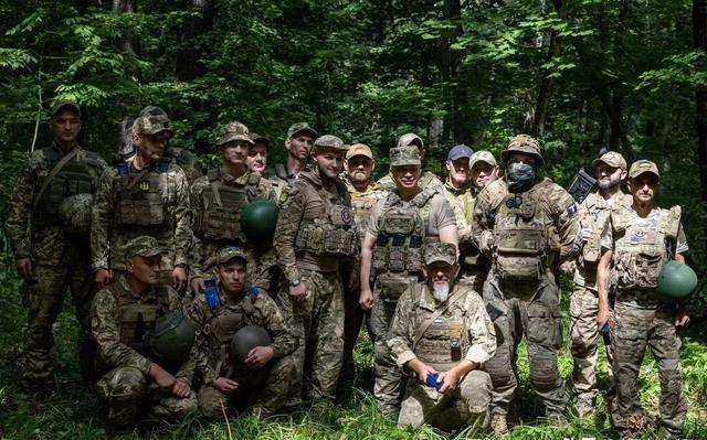 Chuyên gia Trương Hồng cho rằng, không nhất thiết phải chứng minh rằng, Ukraine đã thông báo trước cho Mỹ và các nước NATO; mà điều quan trọng nhất là Kiev cần nhận được sự hỗ trợ của NATO? Điều này đã được khẳng định, khi vũ khí từ các nước NATO và lính đánh thuê nước ngoài đã tham gia vào cuộc đột kích của Quân đội Ukraine vào tỉnh Kursk của Nga. 