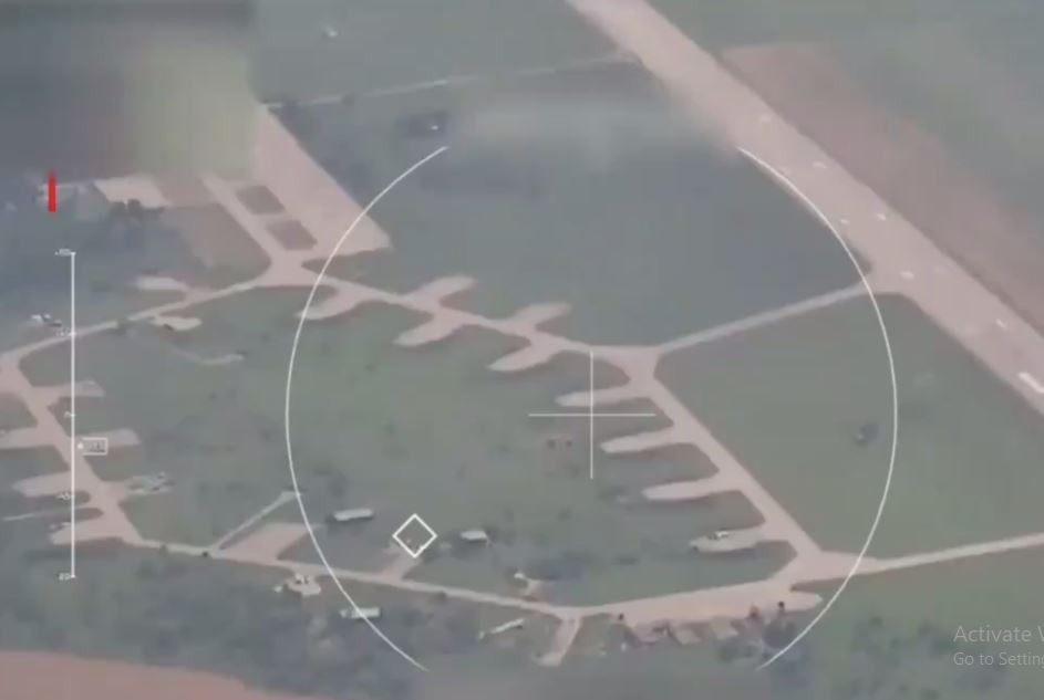 Kể từ đầu năm nay, mặc dù chiến thuật của Không quân Ukraine vẫn thận trọng theo kiểu “biết người, biết mình”, nhưng do việc Nga sử dụng UAV tăng đột biến, các máy bay chiến đấu đậu tại sân bay đã bị tổn thất nặng. Tính đến đầu tháng 9 này, 5 chiếc Su-27 đã bị thiệt hại, 4 chiếc khác bị UAV của Nga phá hủy và về cơ bản đã bị loại bỏ. 