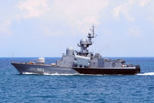 Thông tin về các vụ phóng tên lửa phòng không và pháo từ tàu Shuya cũng được đại diện Hạm đội Biển Đen của Hải quân Nga xác nhận; tuy nhiên Hải quân Nga cho rằng, tàu tên lửa Shuya của Hạm đội Biển đen đang thực hiện các nhiệm vụ huấn luyện chiến đấu. 