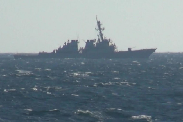 Căng thẳng Mỹ - Nga tiếp tục có những diễn biến căng thẳng; Bộ Quốc phòng Nga hôm nay ra thông cáo cho biết, tàu khu trục USS John McCain của hải quân Mỹ "vượt qua đường biên giới trên biển 2 km và xâm phạm lãnh hải Nga" tại khu vực vịnh Peter Đại đế thuộc Biển Nhật Bản (Hàn Quốc gọi là Biển Đông) lúc 6h17 sáng nay. 