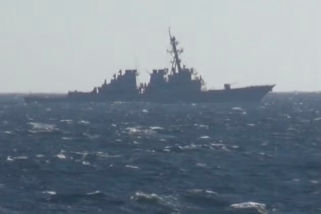 Căng thẳng Mỹ - Nga tiếp tục có những diễn biến căng thẳng; Bộ Quốc phòng Nga hôm nay ra thông cáo cho biết, tàu khu trục USS John McCain của hải quân Mỹ "vượt qua đường biên giới trên biển 2 km và xâm phạm lãnh hải Nga" tại khu vực vịnh Peter Đại đế thuộc Biển Nhật Bản (Hàn Quốc gọi là Biển Đông) lúc 6h17 sáng nay. 