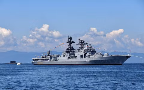 “Sau khi phát cảnh báo, chiến hạm Đô đốc Vinogradov chuyển hướng, buộc khu trục hạm John McCain quay lại vùng biển quốc tế”, Bộ Quốc phòng Nga cho biết thêm rằng, tàu chiến Mỹ "sau đó không tái xâm nhập lãnh hải Nga".