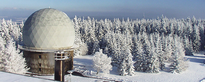 Các hệ thống EW có thể được phát hiện trên chiến trường thông qua nhiều phương pháp. Một trong những phương pháp phổ biến nhất là việc sử dụng thiết bị đo hỗ trợ điện tử (ESM). Thiết bị ESM được thiết kế để phát hiện và định vị nguồn phát xạ điện từ, như nguồn do các hệ thống EW tạo ra. Điều này có thể cung cấp thông tin có giá trị cho người chỉ huy về vị trí và khả năng của các hệ thống EW của đối phương.