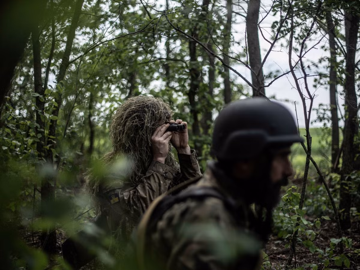 Tuy nhiên, việc quan sát bằng mắt có thể khó khăn trong các tình huống chiến đấu và có thể không phải lúc nào cũng đáng tin cậy. Và điều quan trọng cần lưu ý là việc phát hiện các hệ thống EW trên chiến trường không phải lúc nào cũng thuận lợi. Các hệ thống EW được thiết kế để khó bị phát hiện và có thể sử dụng nhiều kỹ thuật khác nhau để tránh bị phát hiện.